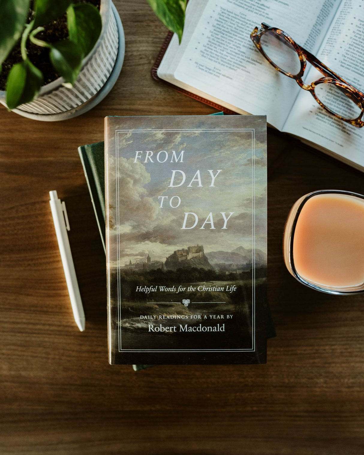 From Day to Day: Helpful Words for the Christian Life: Daily Readings for a Year