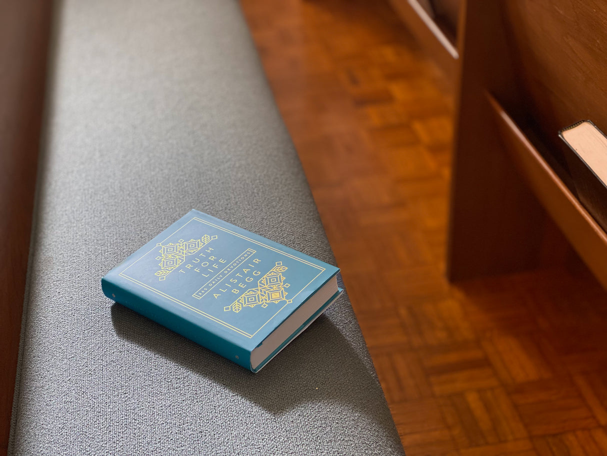 Truth for Life: 365 Daily Devotions