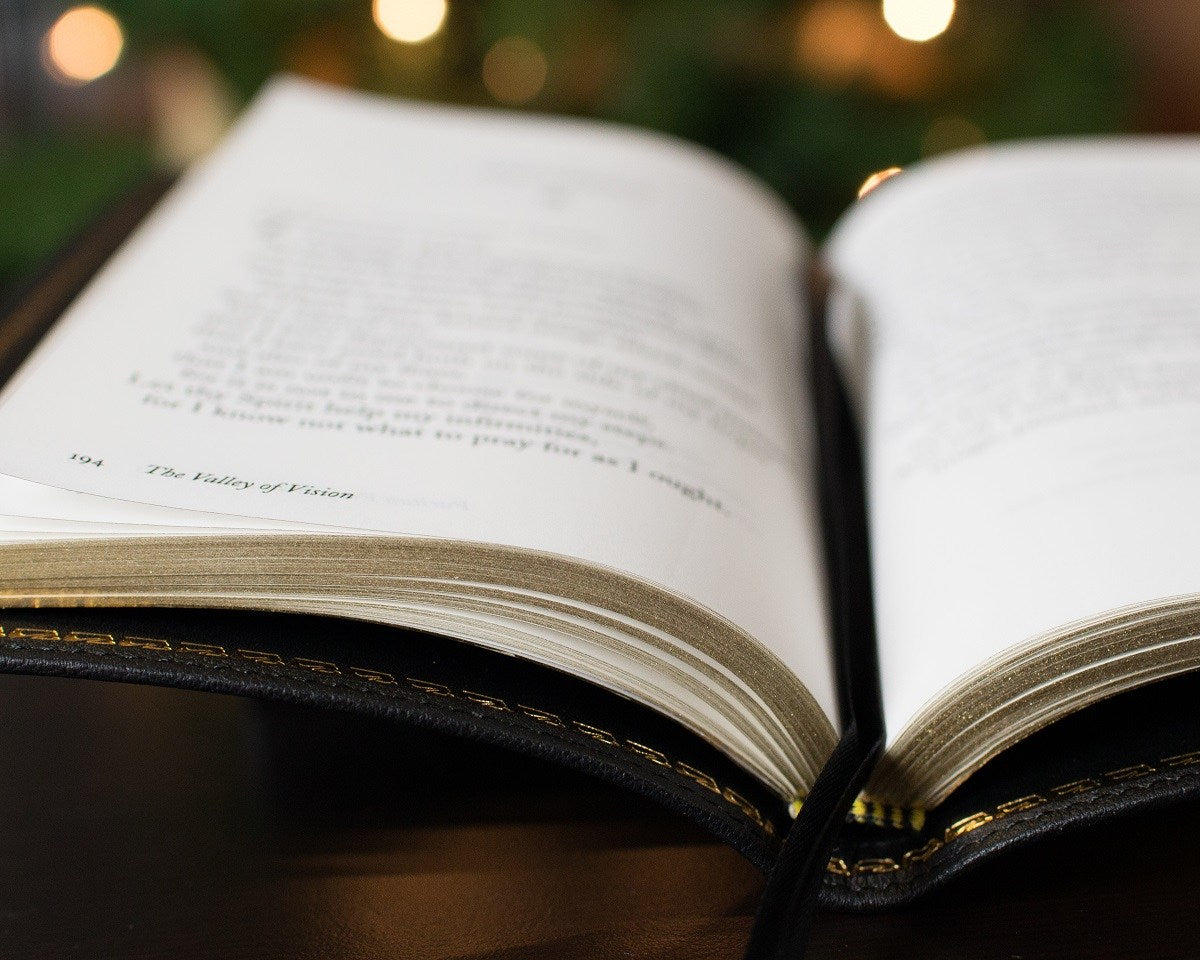 Valley of Vision: A Collection of Puritan Prayers and Devotions (Premium Goatskin Leather Gift Edition)