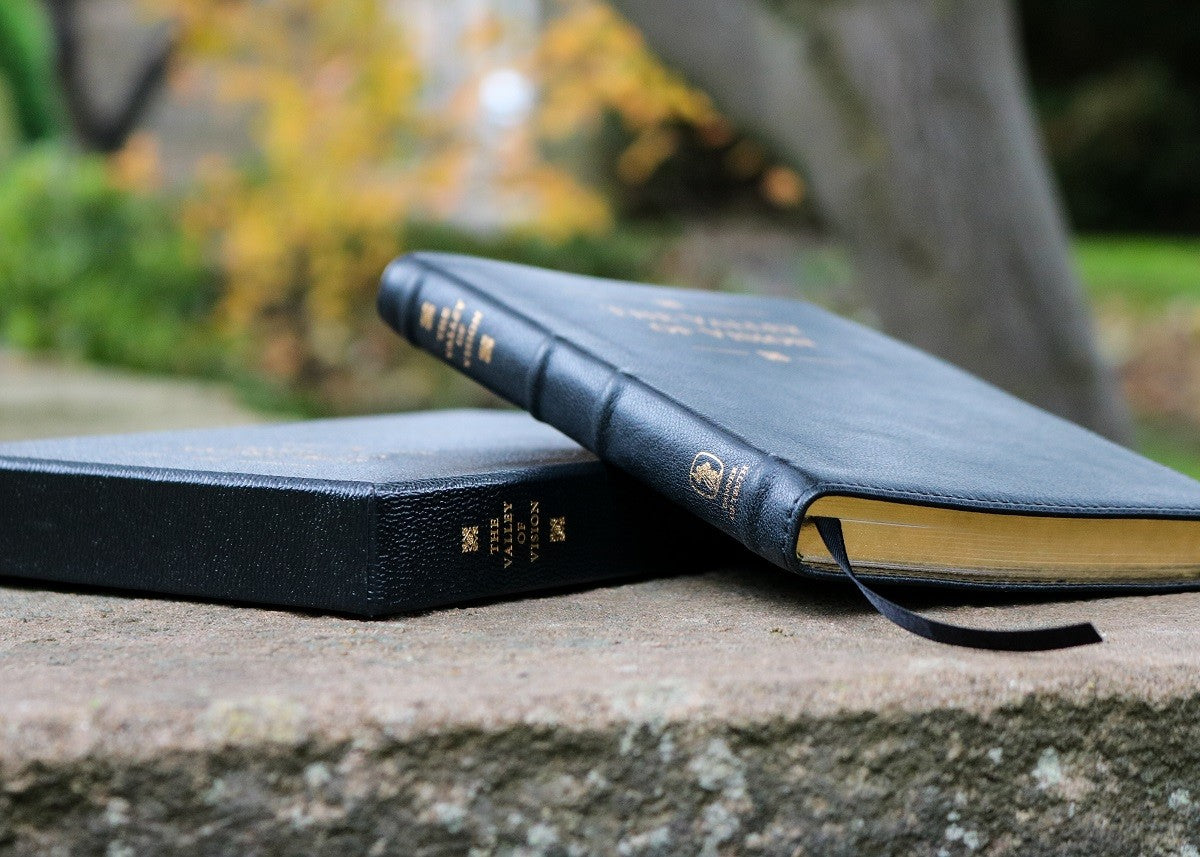 Valley of Vision: A Collection of Puritan Prayers and Devotions (Premium Goatskin Leather Gift Edition)