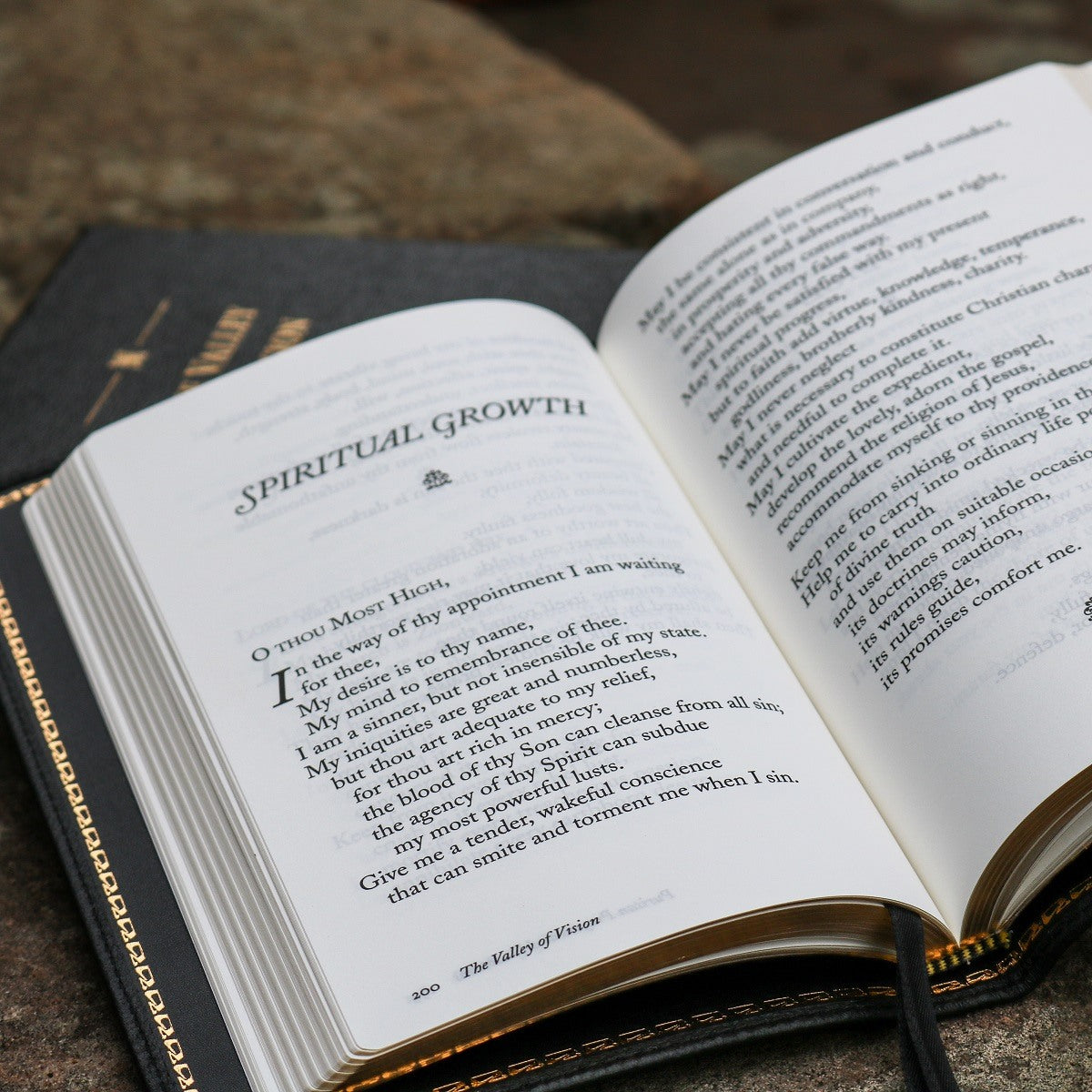 Valley of Vision: A Collection of Puritan Prayers and Devotions (Premium Goatskin Leather Gift Edition)